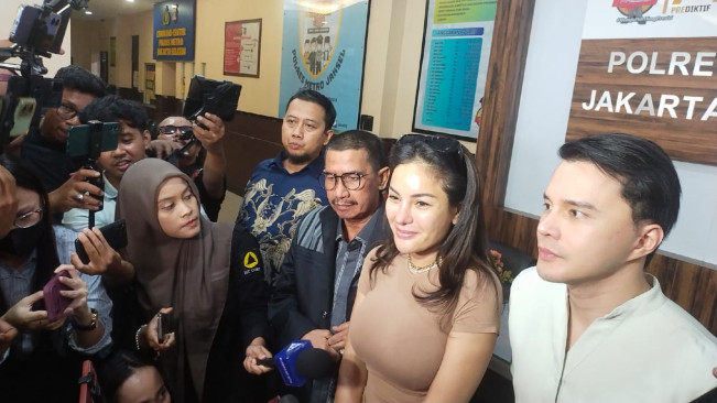 Nikita Mirzani Siap Sewa 20 Tukang untuk Robohin Rumah Razman Nasution, dr Oky Ikut Geram